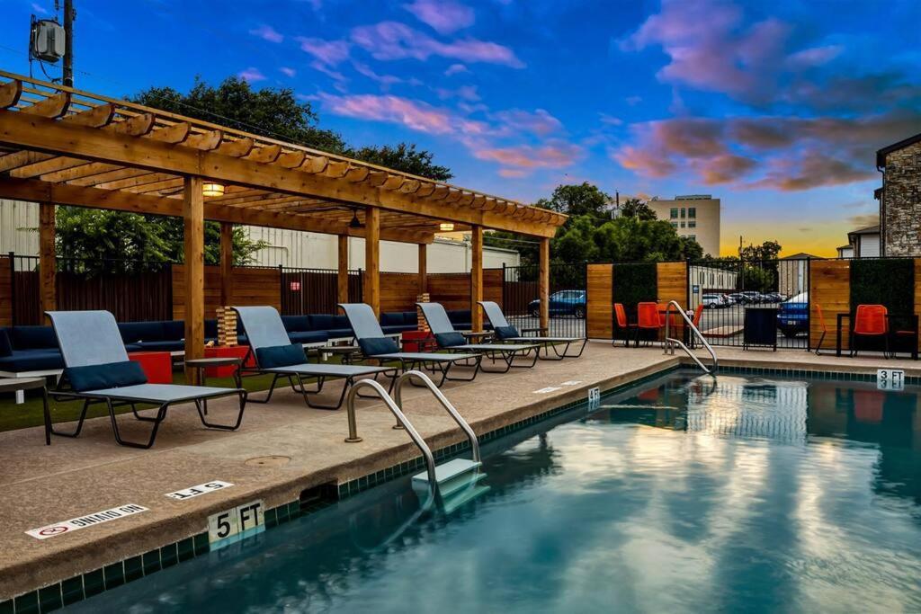 Chic 2B Getaway - 10Min To Dtwn - W/D, Pool, Prkg Apartment Austin Exterior photo