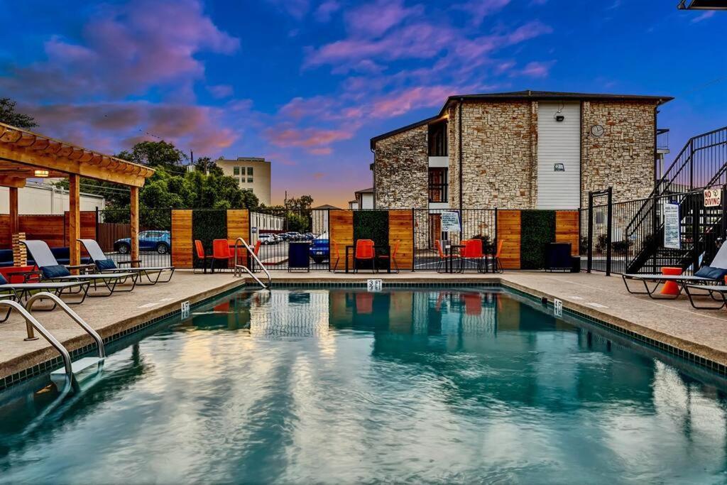 Chic 2B Getaway - 10Min To Dtwn - W/D, Pool, Prkg Apartment Austin Exterior photo
